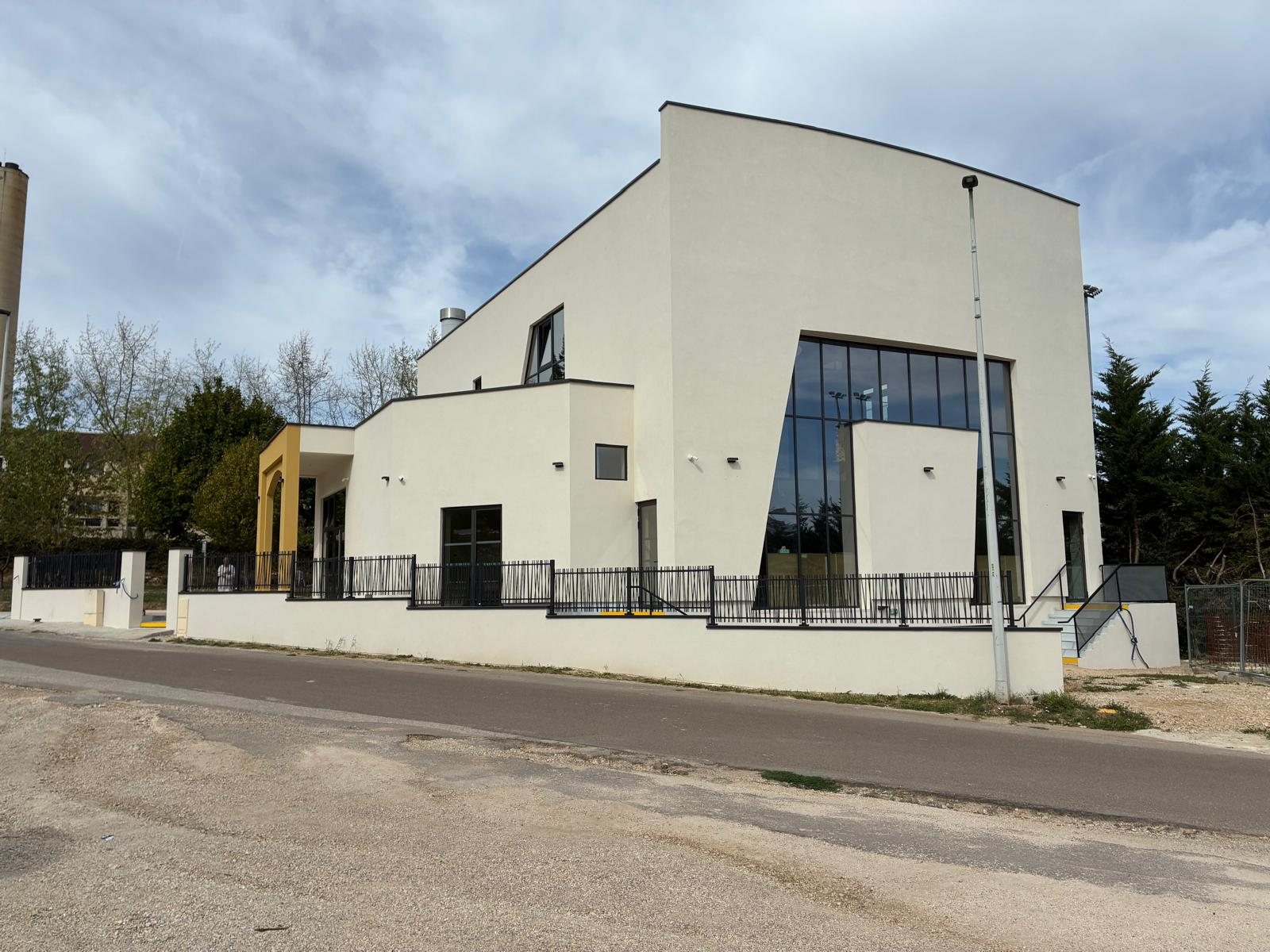 Mosquée El Imane de Dijon vue de côté, grande baie vitrée de la salle de prière